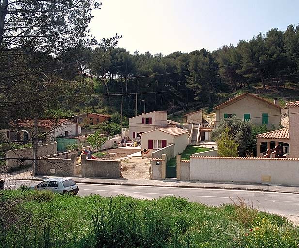 Fig. 72 - 173 chemin du Marinier (parcelle R 137). Vue d'ensemble de la maison primitive, avec façade en pignon, construite en 1924, et des extensions récentes, à gauche.