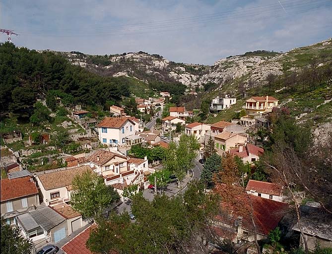 Vue du fond du vallon depuis le boulevard du Belvédère.