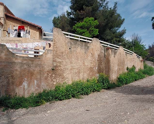 Mur de clôture.