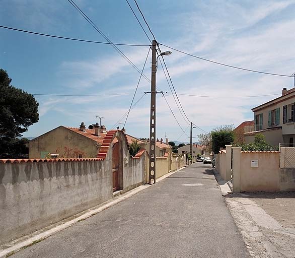 Vue en perspective de la rue principale de la cité ouvrière, vers le sud.