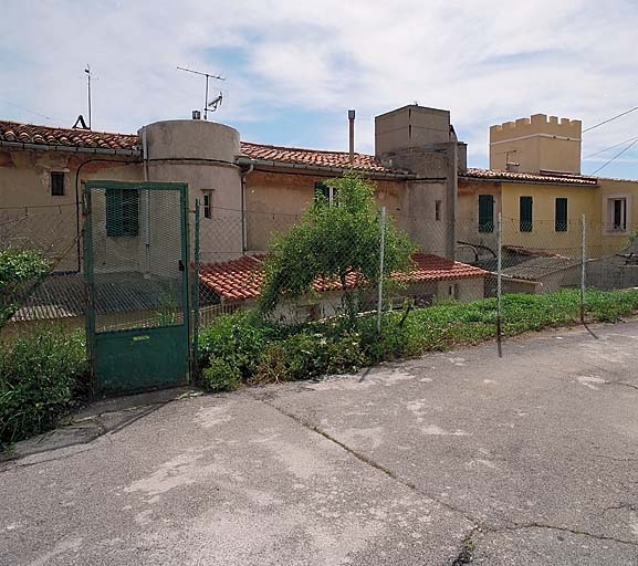 Vue d'ensemble des élévations postérieures de la maison de villégiature.