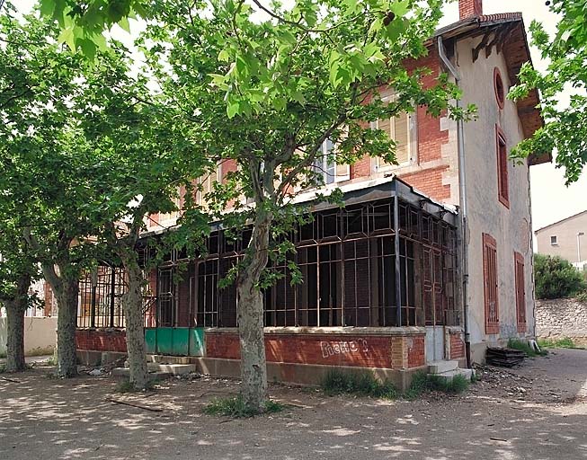 Vue générale de la maison et de la véranda vitrée.