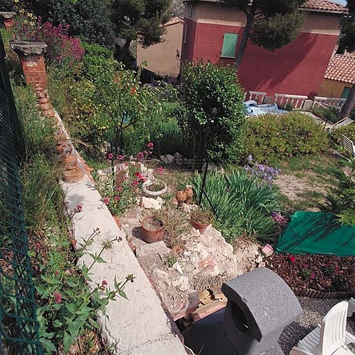 Vestige de l'escalier de jardin et des balustres en terre cuite bordant la terrasse.
