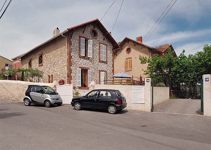Vue prise depuis la montée Pichou : portail et anciens communs.