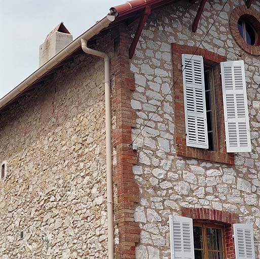 Détail de la maçonnerie des anciens communs.