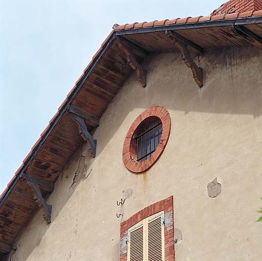 Détail de l'oeil de boeuf en pignon de la maison.