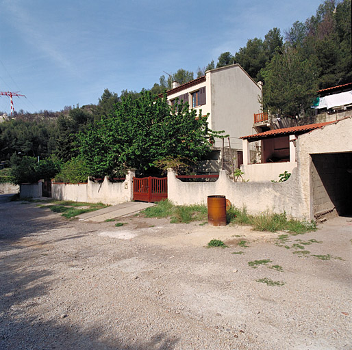 Maison et jardin au fond du vallon du Marinier, adossés à la colline.