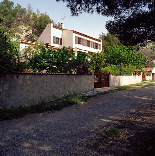 Maison et jardin au fond du vallon du Marinier, adossés à la colline.