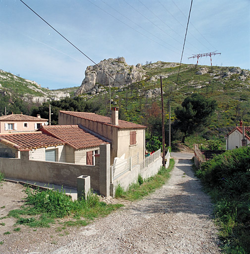Fig. 73 - Exemple de densification du bâti. Maison et cabanon, 173 chemin du Marinier (R 137). Vue prise du chemin qui longe la parcelle : ancien cabanon agrandi.