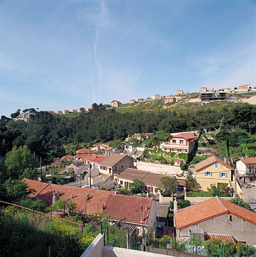 Vue prise depuis le boulevard du Belvédère : lotissement du Marinier dans le creux du vallon. Sur la crête : lotissement moderne montée Pichou et villa Bellevue.