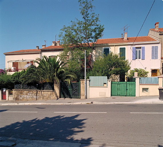 Section sud, vue partielle de l'îlot ouest, des n° 98 à 106 : maisons de ville à jardins devant, construites vers 1905-1910.