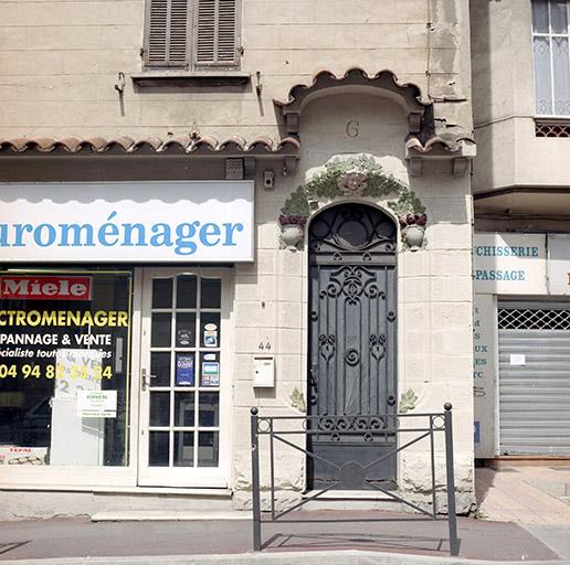 Porte d'entrée ornée d'un décor sculpté.