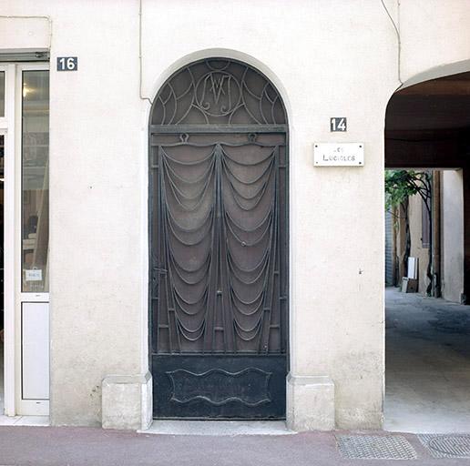 Vantail de la porte d'entrée en ferronnerie.