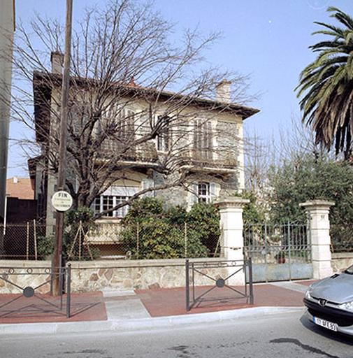Vue d'ensemble de la façade sud.