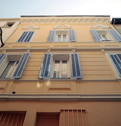Détail de la partie haute de la façade.