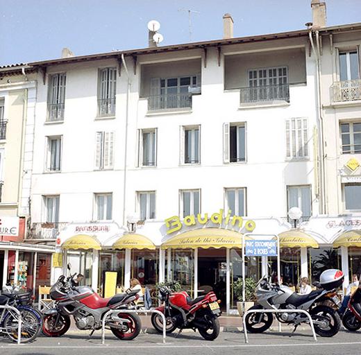Vue d'ensemble de la façade.