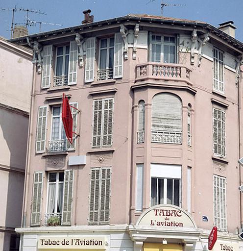 Détail de l'angle de la façade.