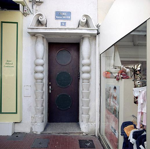 Porte d'entrée.