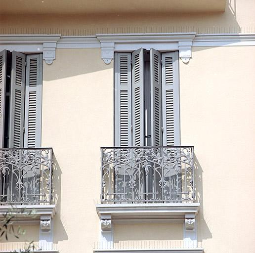 Façade antérieure. Détail d'une porte-fenêtre.