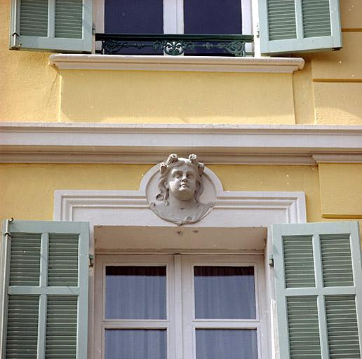 Décor sculpté surmontant une fenêtre du deuxième niveau.
