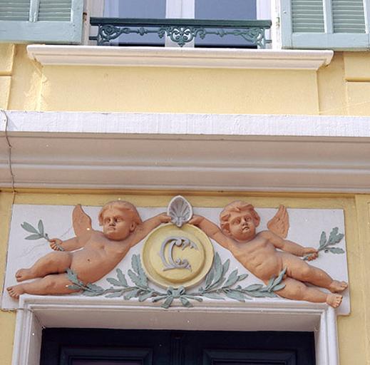 Décor sculpté surmontant la porte d'entrée.