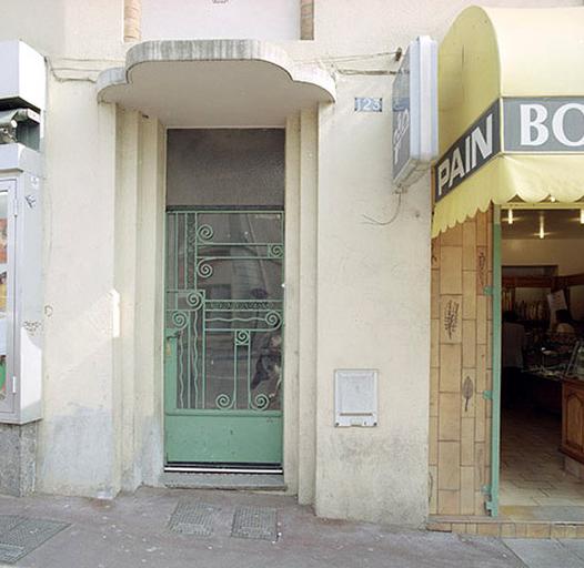 Porte d'entrée.