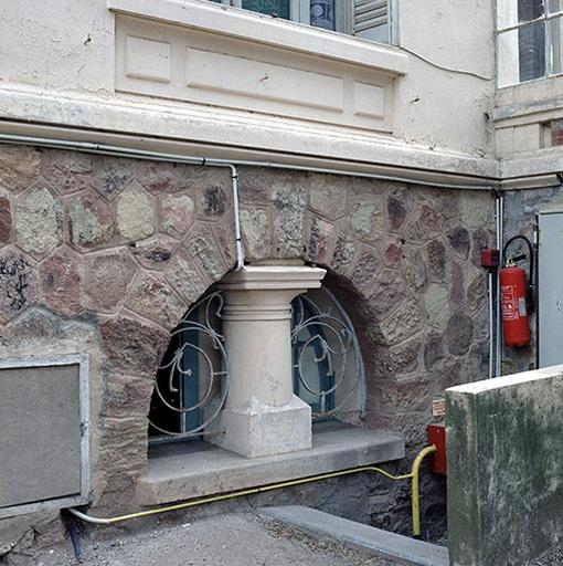Façade sud. Fenêtre éclairant l'étage de soubassement.