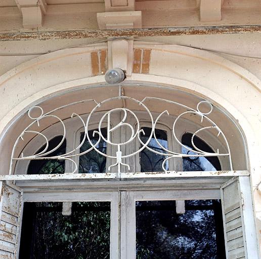 Façade sud. Tympan de la porte d'entrée.