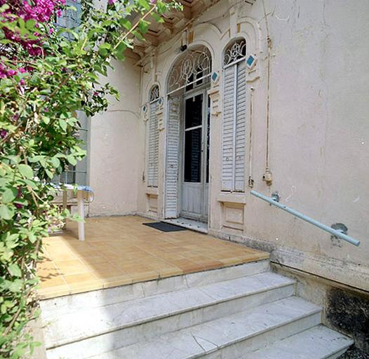 Façade sud. Entrée sur perron.