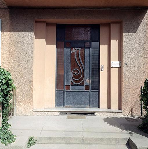 Porte d'entrée en ferronnerie.