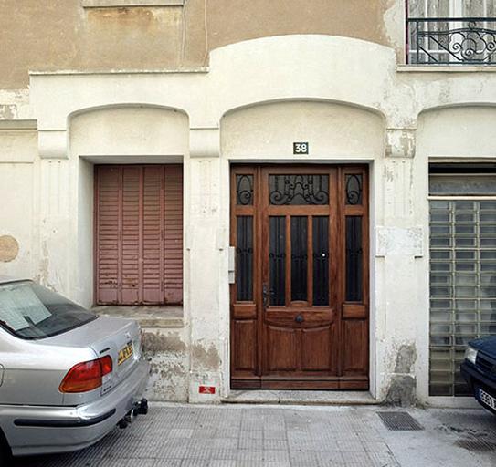 Elévation est. Porte d'entrée.