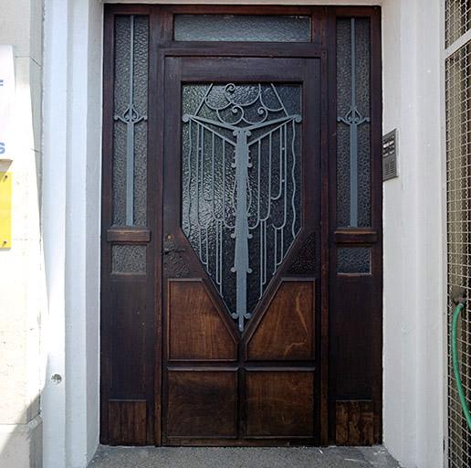 Elévation sud. Porte d'entrée.