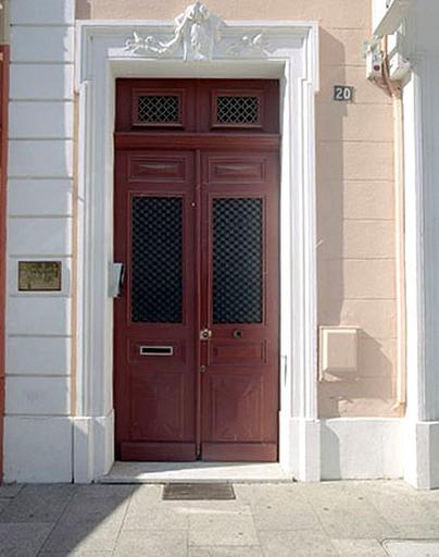 Porte d'entrée.