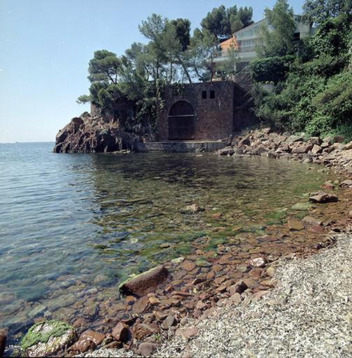 Vue d'ensemble prise du nord-est. Au premier plan, le garage à bateaux.