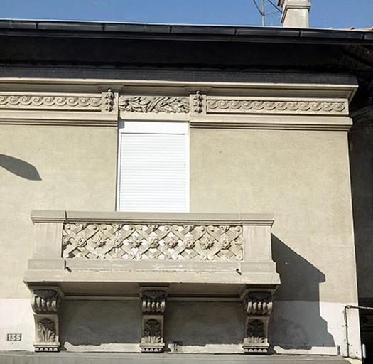 Maison datée 1912. Décor sculpté du balcon et de la frise.