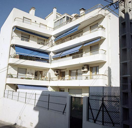 Vue des façades arrière prises de l'ouest.