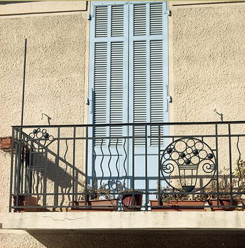 Garde-corps du balcon. Vue d'ensemble.