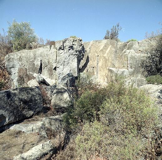 Carrière antique d'exploitation d'un filon affleurant d'estérellite. Vue rapprochée.