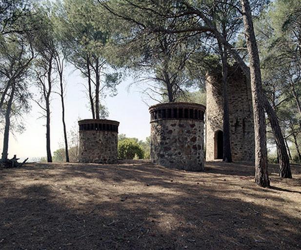Vue d'ensemble des trois tours châteaux d'eau.