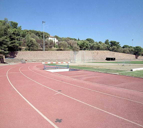 Le stade d'athlétisme, avec au fond le mur de soutènement construit par les chantiers de jeunesse de 1941 à 1943.