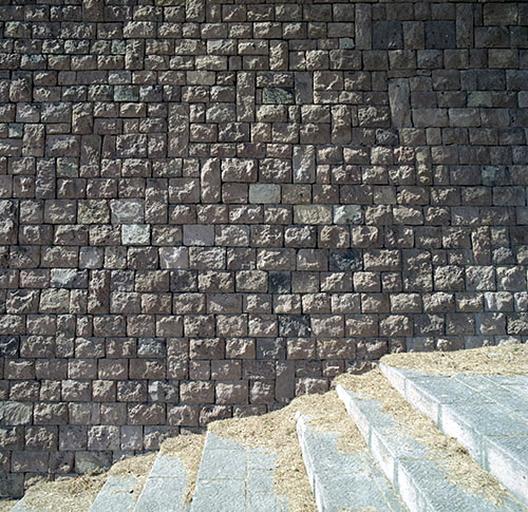 Mur de soutènement construit par les chantiers de jeunesse de 1941 à 1943. Détail de l'appareil.