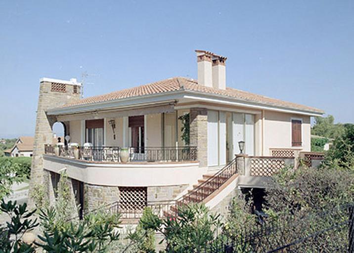 Vue d'ensemble prise de la rue.
