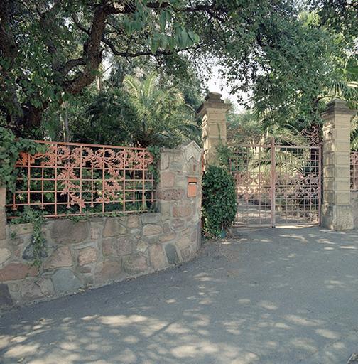 Portail d'entrée et clôture de jardin.