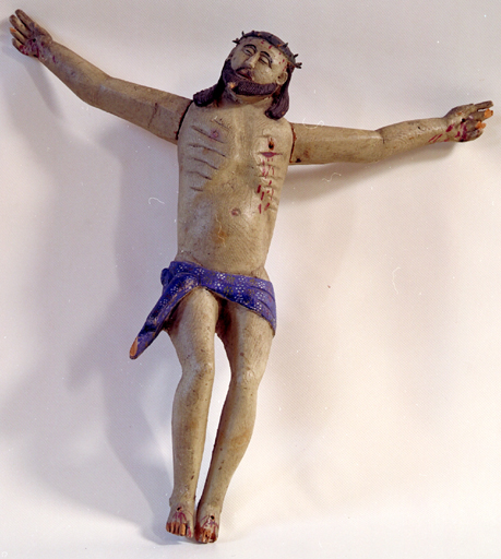 Statue : Christ en croix. Vue d'ensemble.