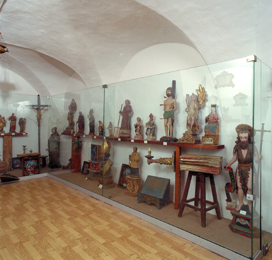 Vue d'ensemble de la salle du trésor en direction du mur est.