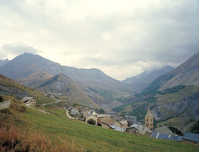 Les Terrasses, vue générale prise du Chazelet vers le col du Lautaret.