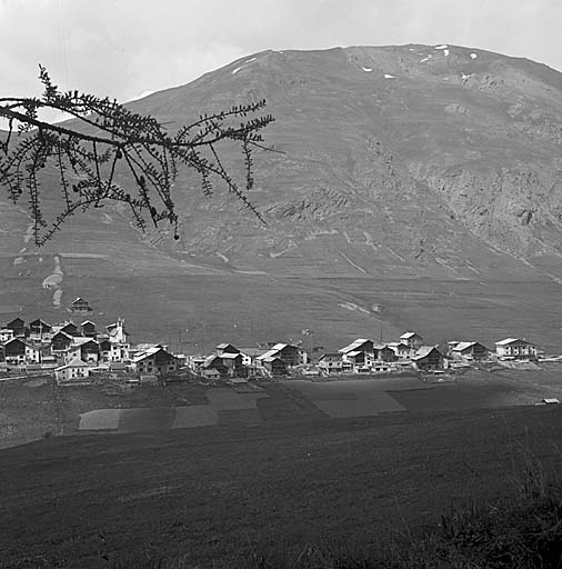 Pierregrosse. Moitié est du village. Vue prise du sud.