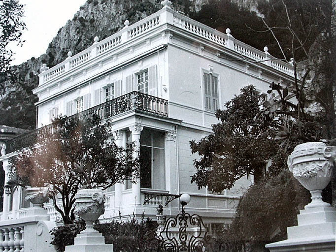 [Vue d'ensemble de la villa Castel-Roc depuis le sud-est.], vers 1950.