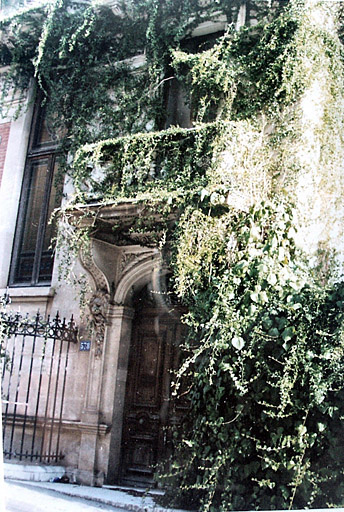 Vue de détail de la porte d'entrée sur la façade nord, vers 1995.