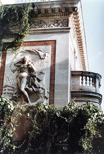 Vue de détail du bas-relief situé sur la façade nord, vers 1995.